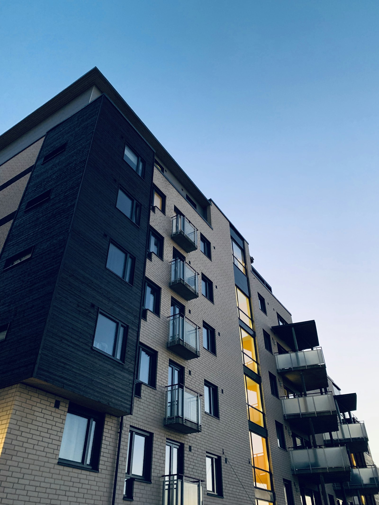 Hochhaus mit rasterförmiger Glasfassade von unten fotografiert